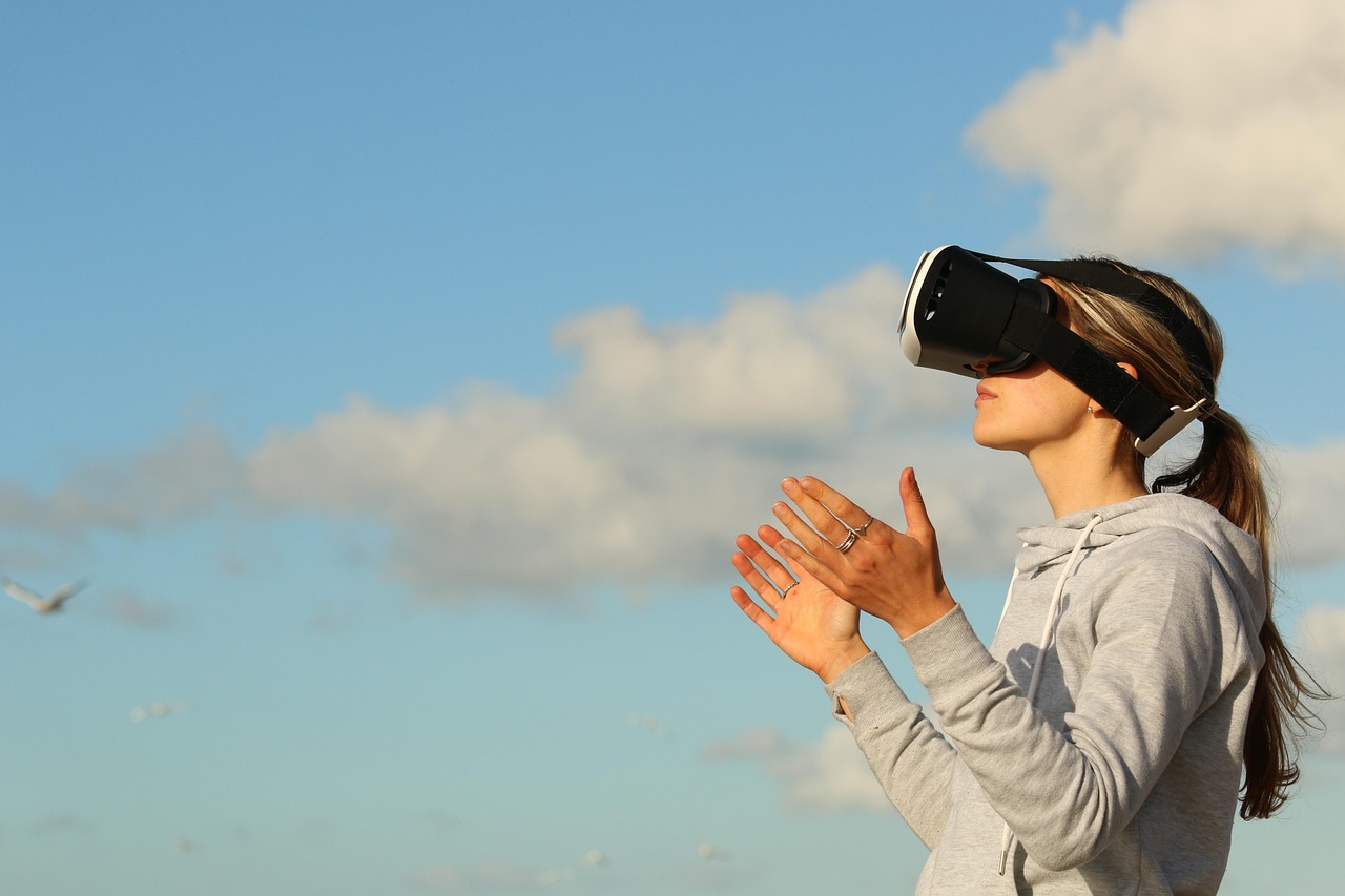 entdecken sie die aufregende welt der virtual reality: erfahren sie alles über neueste vr-technologien, einsatzmöglichkeiten in unterhaltung, bildung und beruf sowie aktuelle trends und entwicklungen.